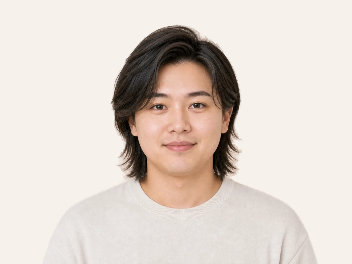 Low-Volume Side Part hairstyle for round face